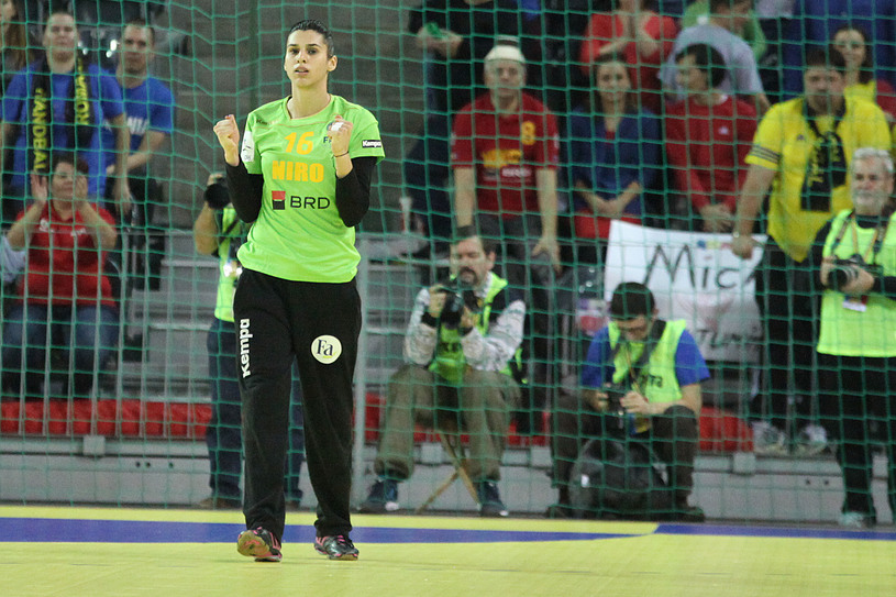 Meciul de handbal feminin dintre Romania (tricou galben) si Ungaria (tricou rosu), din finalele Trofeului Carpati, disputat in Sala Polivalenta din Cluj-Napoca, duminica 27 noiembrie 2016. PAUL URSACHI / MEDIAFAX FOTO