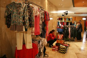 targ-haine-posete-bijuterii-gablonturi-accesorii-incaltaminte-pasaj-opera-timisoara-29