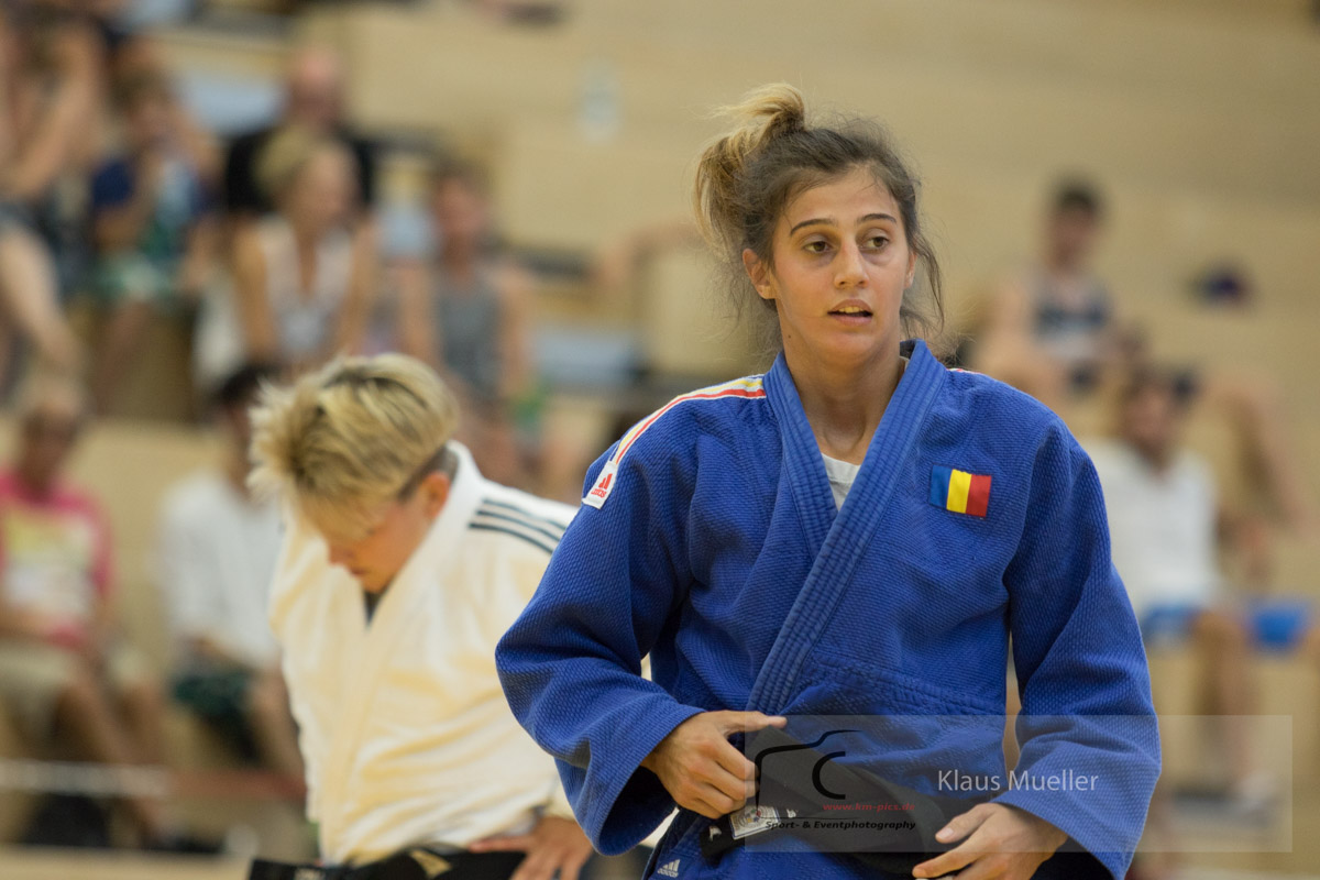 Saarbruecken, Germany, August 27 - Laura Holzinger (FRA), Larisa Florian (ROU) European Seniors Cup 2016 (Photo © by Klaus Mueller. All rights reserved. Including image always credited to Klaus Mueller)