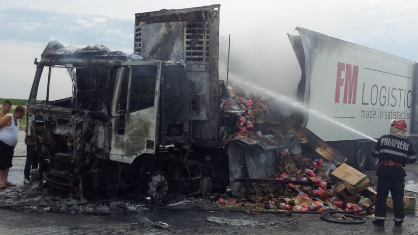 Un TIR încărcat cu cereale a ars într-o parcare din Timiş