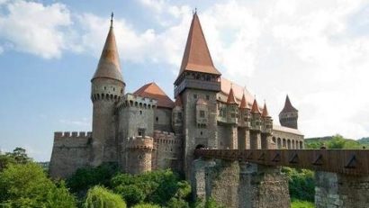 Castelul Corvinilor, între primele cinci destinaţii turistice din România recomandate de TripAdvisor