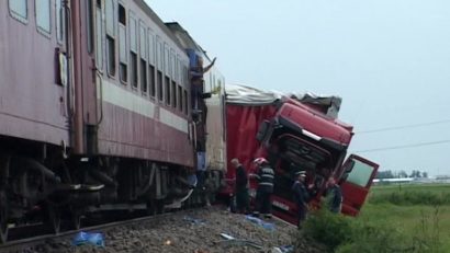 Accident pe DN79. Un TIR a fost lovit de tren