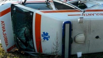 Ambulanţă răsturnată în urma unui accident, la Timişoara