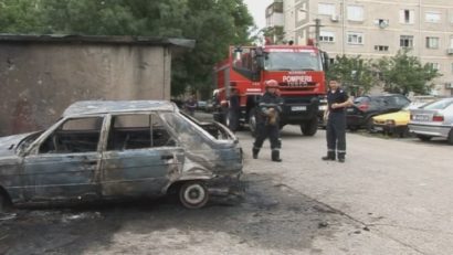 O mașină abandonată a ars ca o torță într-un cartier de blocuri din Timișoara!