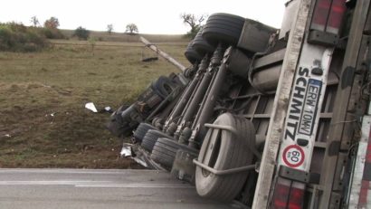 Un TIR răsturnat a blocat circulaţia pe DN7, la Toc