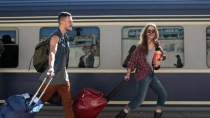 Elevii şi studenţii vor putea cumpăra biletele de tren reduse direct cu carnetul