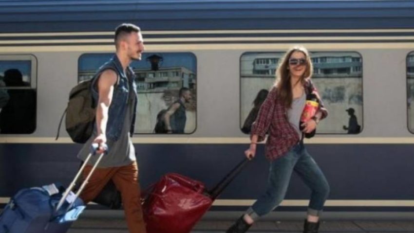 Elevii şi studenţii vor putea cumpăra biletele de tren reduse direct cu carnetul