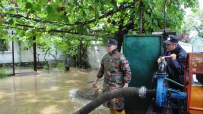 Oameni evacuaţi, peste o sută de curţi, grădini şi case, inundate în Caraş-Severin