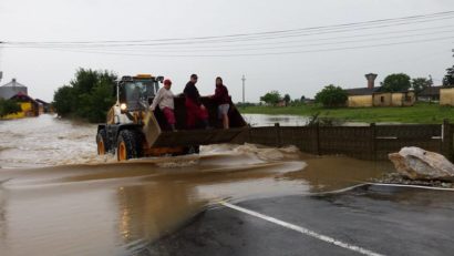 INUNDAŢII ÎN TIMIŞ! Sute de oameni evacuaţi, case prăbuşite, drumuri sub ape! [VIDEO]