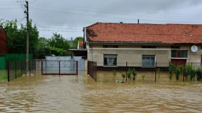 Străzi și locuințe inundate în Caraș-Severin. Echipele ISU intervin pentru evacuarea apei