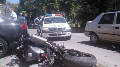 Un accident rutier blochează circulaţia pe strada Popa Şapcă. Motociclist grav rănit. FOTO