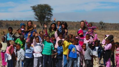 FOTO AUDIO Lecţie de omenie. Povestea tinerilor voluntari în Africa