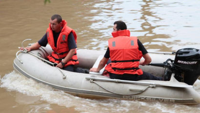 Bebeluş de două săptămâni evacuat dintr-o casă izolată de ape la Şemlacu Mare. Familia a fost scoasă cu barca din locuinţă