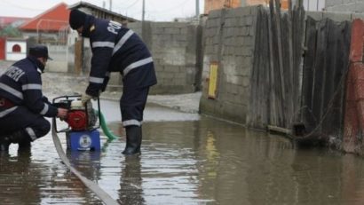 Mai multe gospodării au fost inundate în nordul judeţului Hunedoara din cauza unei ploi torenţiale