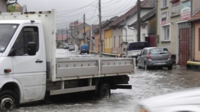 Ploile abundente provoacă inundații în Caraș-Severin