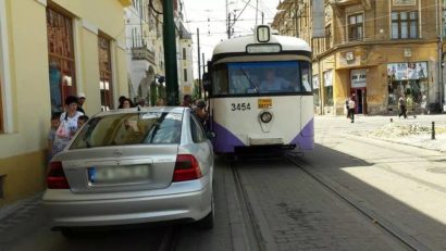 Circulaţia tramvaielor, blocată de un autoturism parcat neregulamentar