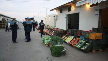 Peste o tonă de fructe şi legume, confiscate în Piaţa de Gros din Timişoara