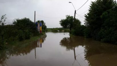 INUNDATII IN TIMIS! Apa de un metru pe o stradă din Gătaia! Nivelul apelor este în creștere!