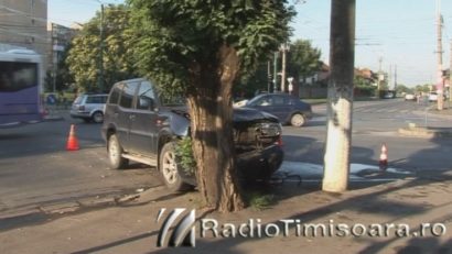 Accident spectaculos în Timișoara. Un biciclist risca să fie strivit în urma impactului dintre două mașini FOTO