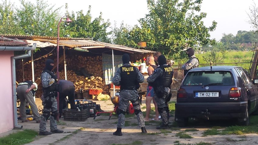 Hoţii care au terorizat fermierii din Timiş, reţinuţi de poliţişti FOTO