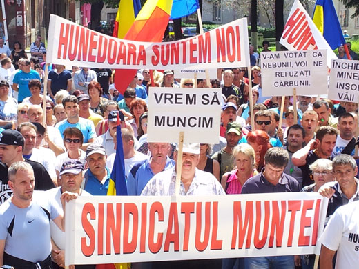 Sute de protestatari la mitingul organizat în fața sediului CEH din Petroșani