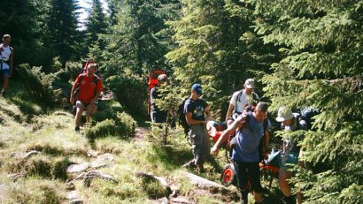 Un turist cu mai multe răni la cap a fost salvat în masivul Retezat