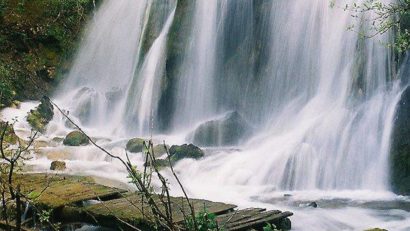 Destinaţia zilei: Ochiul Beiului şi Cascada Beuşniţa, minunile din Caraş – Severin