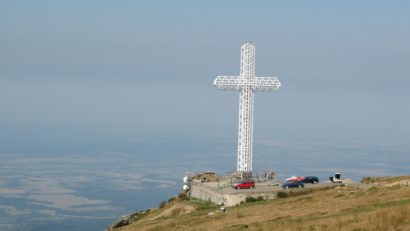 Pelerinaj la crucea-monument de pe Muntele Mic