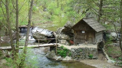 Vechile mori de apă de la Rudăria, în pericol de a fi luate de viitură / AUDIO VIDEO