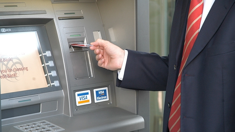 BCR elimină comisioanele la ATM, de la 1 octombrie