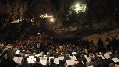 Concert aniversar cu patru dirijori în Pestera Româneşti