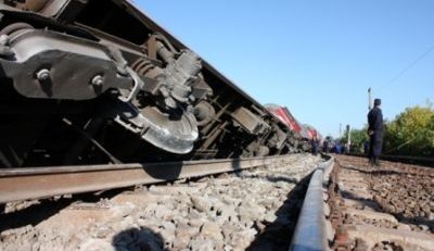 Un tren încărcat cu produse petroliere a deraiat. Trafic feroviar blocat; risc de poluare