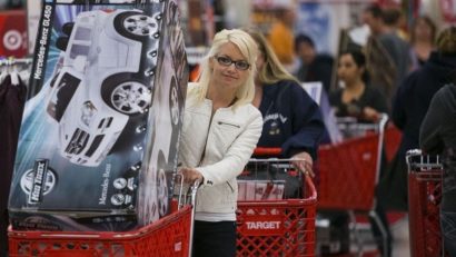 Studiu: Românii vor cumpăra, în medie, două-trei produse de Black Friday 2015