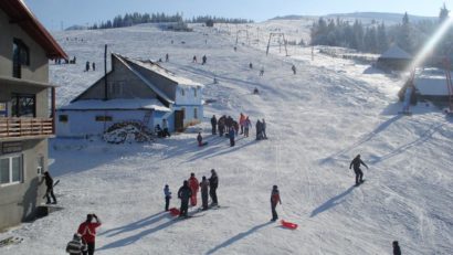 Prezentare originală a ofertelor cabanierilor de la Straja, la Târgul de turism. Care sunt tarifele?