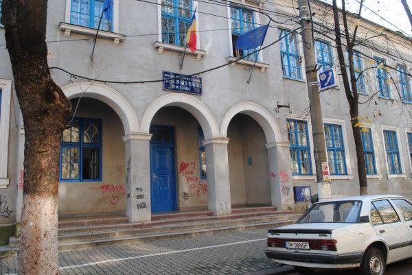 Elevii de la Lenau se mută într-o altă clădire