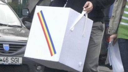 Pacienţii internaţi la Spitalul Judeţean din Timişoara au votat cu ajutorul urnei speciale. Când votează personalul medical?