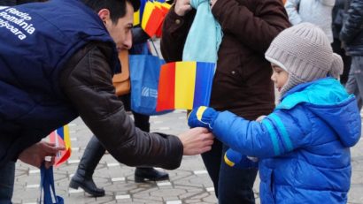 5000 de steguleţe dăruite de Radio Timişoara de Ziua Naţională [FOTO-GALERIE]