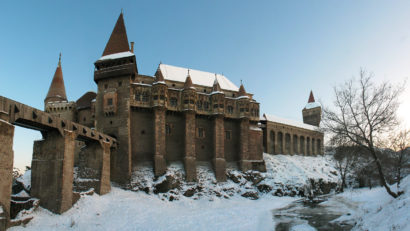 Turiștii pot vizita Castelul Corvinilor de Crăciun şi Anul Nou