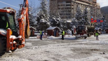 Funcţionarii şi poliţiştii locali din Reşiţa au fost scoşi la deszăpezit