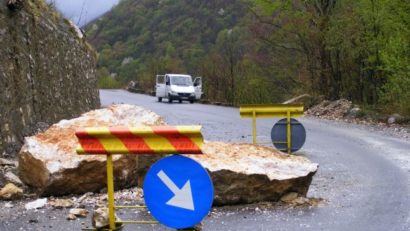 Trafic blocat din cauza căderilor de pietre