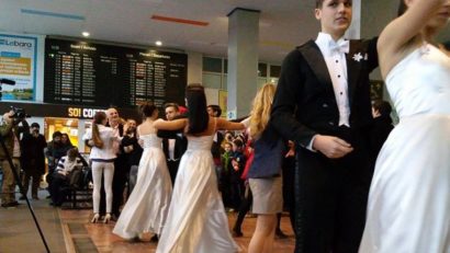 FOTO / Flash-mob în ținută de bal pe Aeroportul Internațional Timișoara