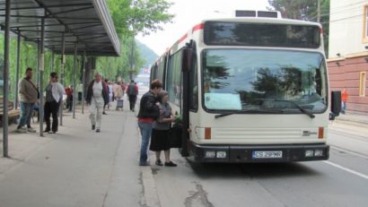 Protest în stradă al pensionarilor reșițeni față de reducerea subvențiilor la transportul în comun