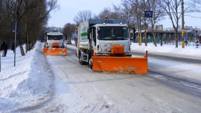 Atenție, șoferi! Zăpadă pe drumurile din Caraș-Severin