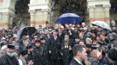 Preşedintele Iohannis, aplaudat la ieşirea de la slujba oficiată la Catedrala Mitropolitană din Sibiu