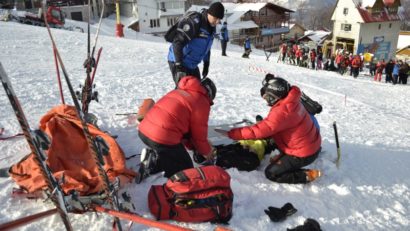 Zeci de accidentați la schi în perioada minivacanţei de Anul Nou. Ce greutăți au întâmpinat salvamontiștii hunedoreni?