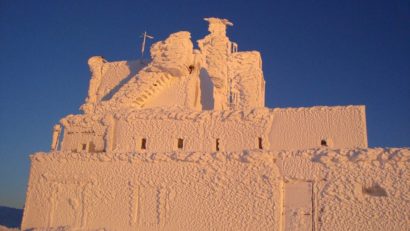 Stația Meteorologică Țarcu, ‘înveșmântată’ în gheață