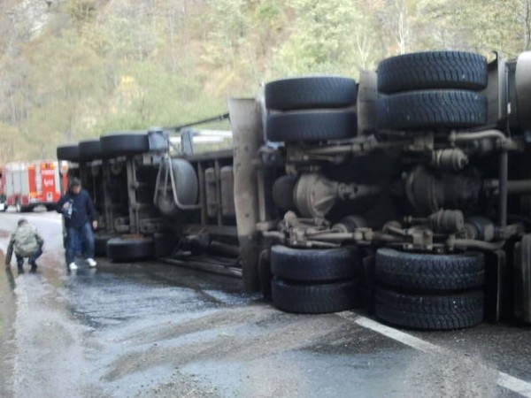 DN7 blocat de un TIR răsturnat