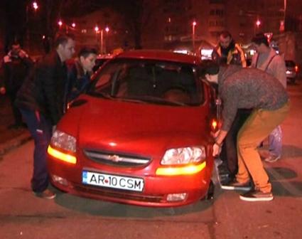 Un sofer din Timisoara a ramas cu masina intr-un crater aparut in sosea