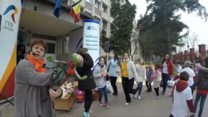 Piticul aduce bucurii de Paște: jucării și haine pentru copii VIDEO / FOTO /