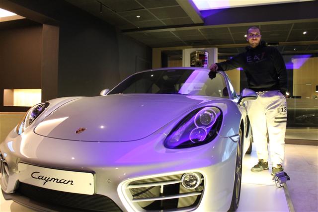 Un muncitor de 25 de ani din Belgia a câştigat un Porsche la ruletă